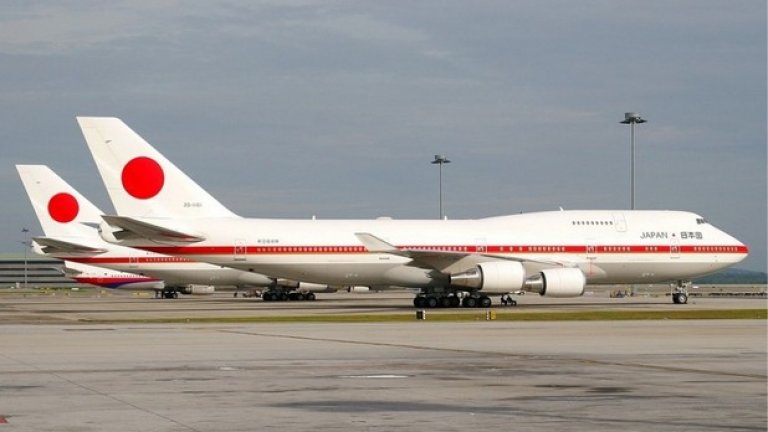 Boeing 747-400, Япония
Психологическата граница от 300 млн. долара като цена минава японският правителствен превозвач Boeing 747-400, който е част от специалната колекция на японските авиолинии. Това чудо може да се движи с 916 км в час и да изминава над 12 300 километра без спиране. Освен това е страшно аеродинамичен, и изключително енергоспестяващ. В кабината за управление има място за двама пилоти.