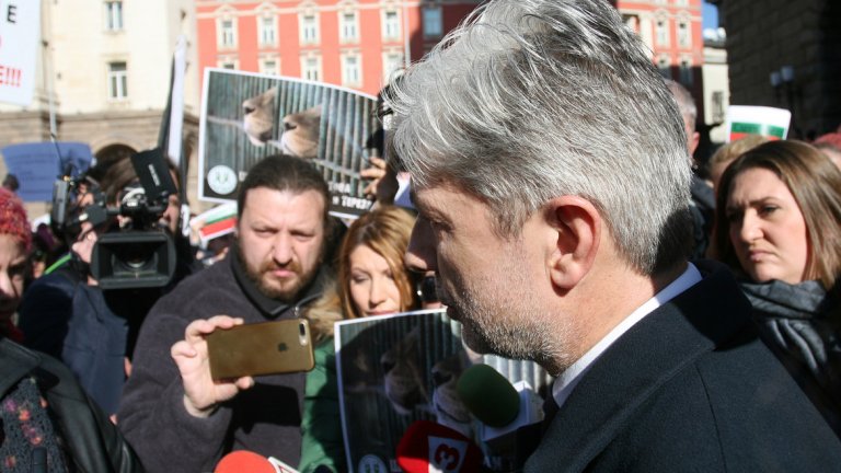 Министър Нено Димов дойде на протеста за лъвчетата Терез и Масуд