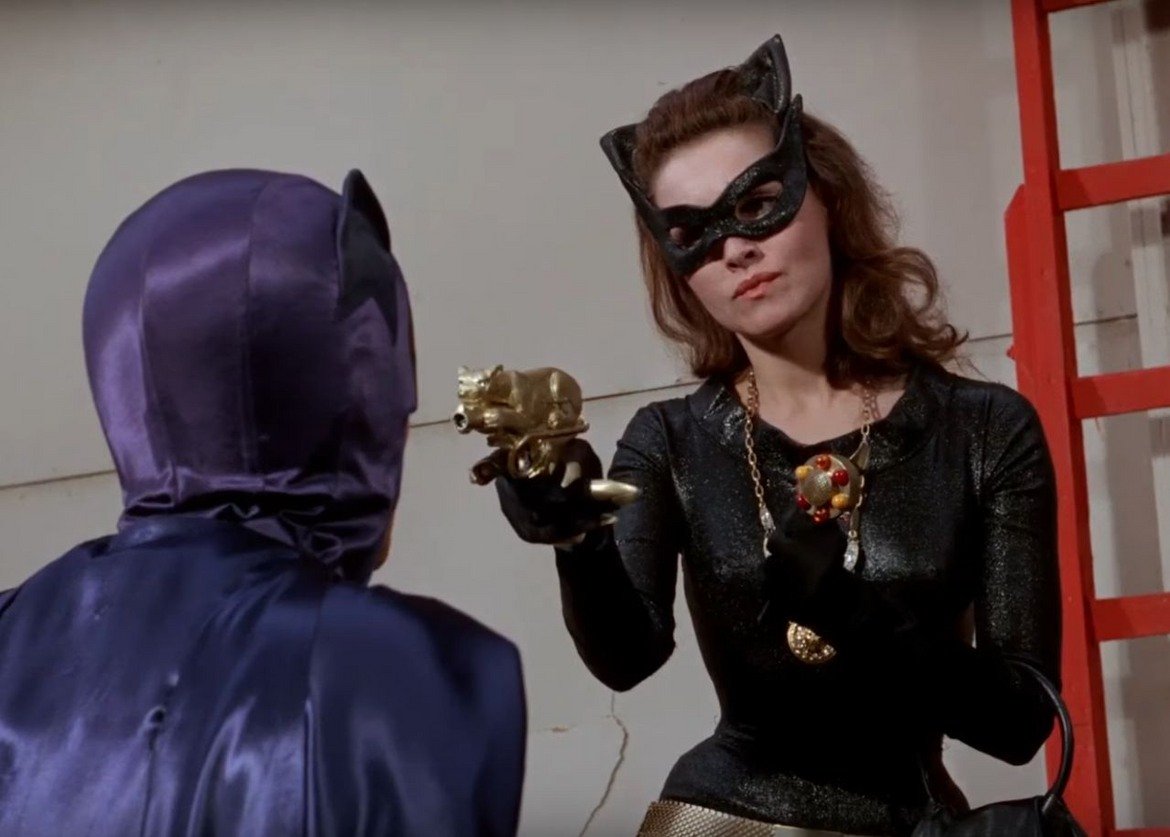 Джули Нюмар (сериалът "Батман", 1966 г.)

Връщаме се десетилетия назад. В средата на 60-те Жената котка е сред злодеите, срещу които Батман (Адам Уест) се изправя в телевизионния сериал Batman - един много по-детски и несериозен поглед към комиксовия персонаж. В първите му два сезона ролята изпълнява актрисата Джули Нюмар.