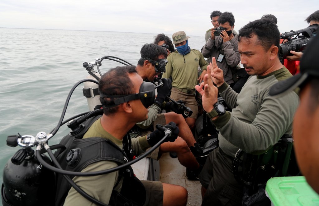 Откриха останките на изчезналия индонезийски самолет