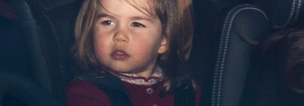 Шарлот отива на коледен обяд, даден от кралица Елизабет II, нейната прабаба.