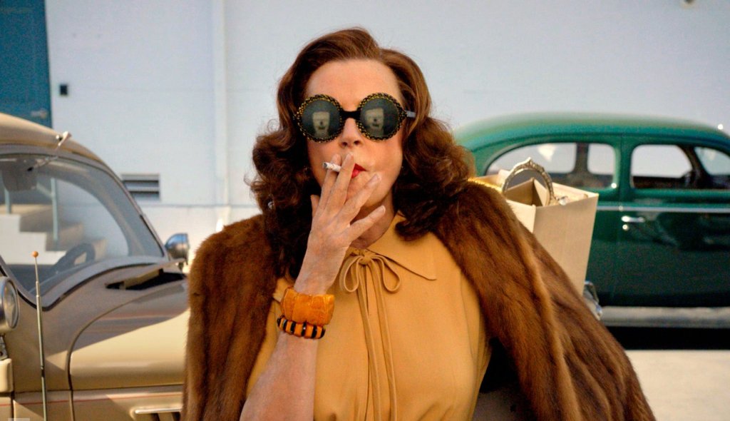 \"Вражда: Бети и Джоан\" (FEUD: Bette & Joan)
Раян Мърфи удари десятката с перфектно направения първи сезон на \"Вражда\", разказващ историята на две холивудски легенди, Бети Дейвис и Джоан Крауфорд. Блестяща продукция във всяко отношение. Сюзан Сара