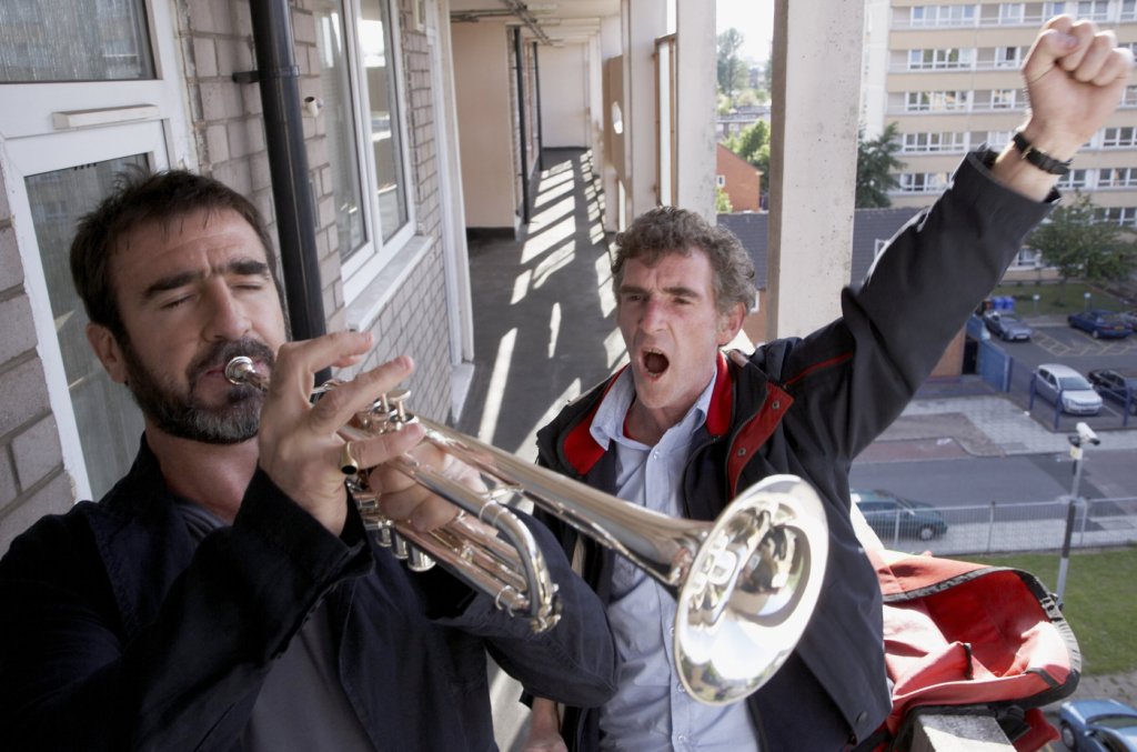 В търсене на Ерик (2009)

Ерик е пощальон и запален фен на футбола. Животът му навлиза в кризисен етап. Той получава съвет, който променя живота му, от футболната звезда Ерик Кантона.

