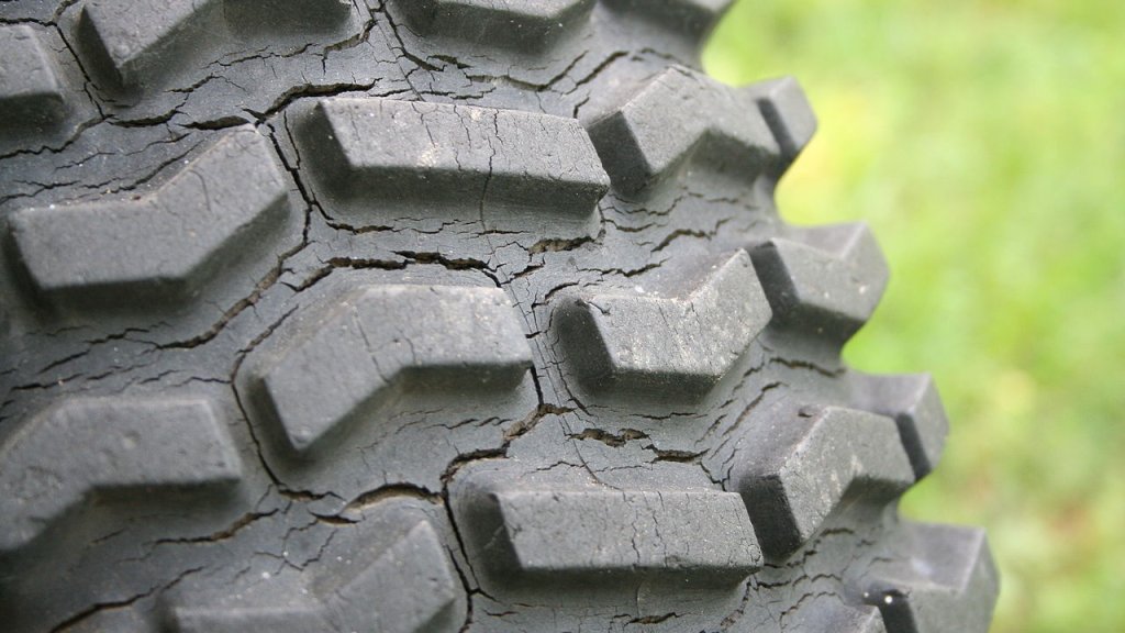 Weather-cracked_Tire
