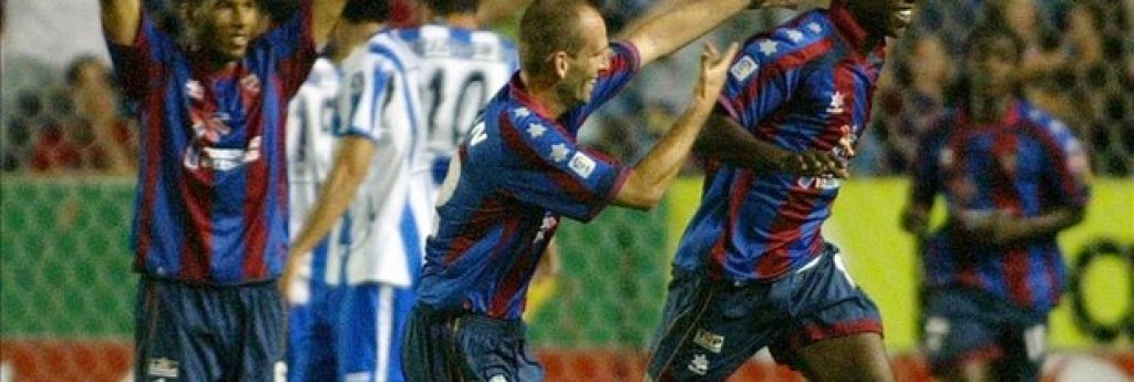 Оливие Капо, под наем в Леванте
Той пристигна в Ювентус от Оксер през 2004 г., но след труден първи сезон му бе позволено да се присъедини към Монако. След изхвърлянето на Юве в долния ешелон той отиде в Леванте и продължи да прескача от клуб на клуб.