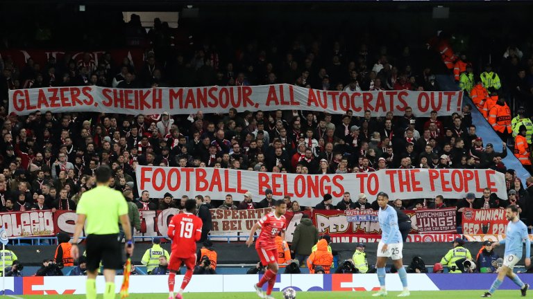 Освиркване на химна и гневни транспаранти в Манчестър