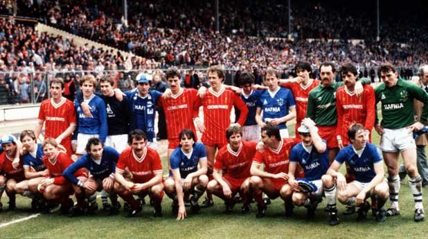 Тимовете позират заедно след 0:0 на финала за Купата на Лигата на "Уембли" през 1984 г. В преиграването Ливърпул бие с 1:0.