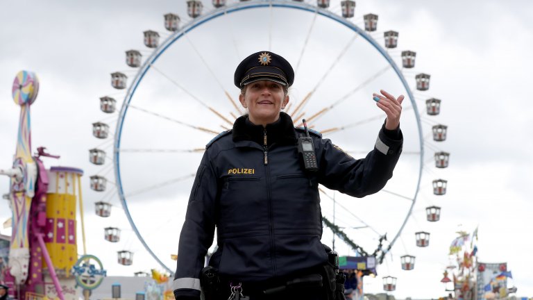 Първият ден на Октоберфест: Тълпи, бира и дъжд (снимки)