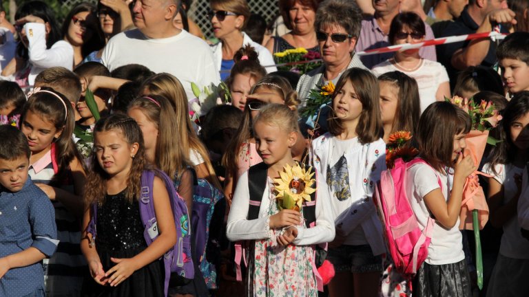 Общо 700 хил. ученици ще прекрачат прага на класните стаи, от които около 60 хил. са първокласници