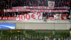 Феновете на Байерн протестираха срещу цените на билетите и по време на мача издигнаха банер, на който пишеше: „Задоволихте ли най-накрая алчността си? 100 евро?“

