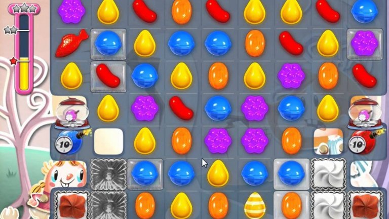 8. Candy Crush Saga
Стартирала още през пролетта на 2012 г., Candy Crush Saga си остава една от първите и най-успешни употреби на freemium модела. Играта може да се играе без да харчите пари, но може да си купите различни бонуси, с които да улесните преодоляването на по-трудните нива. Статистиката показва, че най-лоялните играчи на Candy Crush Saga са жените между 25 и 55 години. Достъпната, шарена и забавна игра изглежда безобидна... докато не стане ясно, че играещите харчат общо по 400 хил. паунда на ден в Candy Crush Saga – според статистика, излязла през 2013 г.