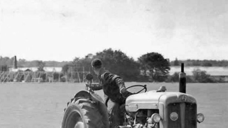 Този самолет е английски електрически F1, конструиран през 1959-та. Снимката е направена от Алън Синфийлд  през 1960 в Хампшир