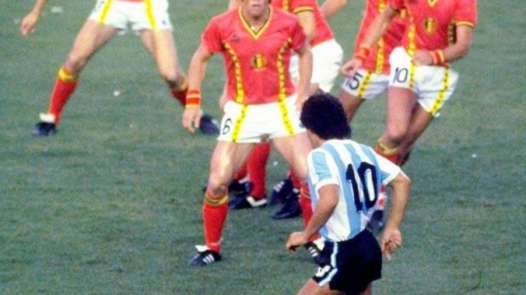 1986 г. Полуфинал Аржентина - Белгия (2:0).
Епохална снимка, събрала всичко, което искате да знаете за Диего Марадона, ако не сте имали привилегията да го гледате. Целият тим на Белгия (а какъв тим беше!) спира №10, който... вкара поредните си два гола и в този мач, по пътя към титлата на Аржентина.