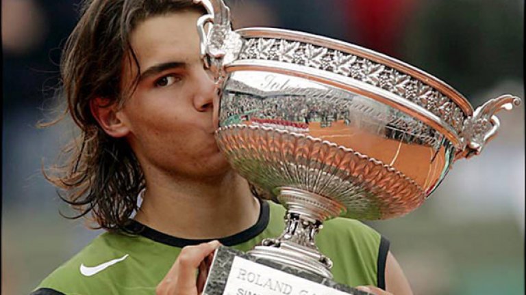 Отново 2005-а. Надал печели първата си титла от Големия шлем на "Ролан Гарос", а на полуфиналите отстранява Федерер след 6:3, 4:6, 6:4, 6:3. 2:1. 2:1.