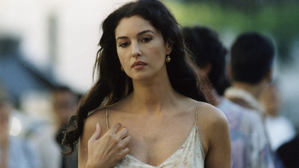 \"Малена\" (Malena, 2000)
И за да не отиваме само в романтичната италианска представа, преминаваме към католическата реалност в Италия. Младата Малена (в ролята е Моника Белучи) започва връзка с младо момче, която е против законите на градчето. Един 