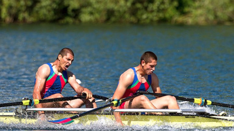 Александър Александров и Борис Йотов. Гребците извоюваха квота за Азербайджан като двойка скул, като спечелиха финал Б на световното първенство през септември. Александров е двукратен шампион на планетата за юноши от името на България, но през 2010 г. се премести при азерите заедно с още трима свои колеги и треньорката си Юлияна Стоева. Още същата година бе избран за гребец №1 на страната, а на олимпиадата в Лондон се нареди пети във финала на скиф. 20-годишният Йотов също минава за голям талант и има сребърен медал от юношеските летни игри през 2014 г.