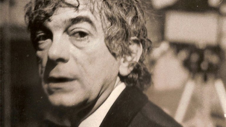 "Ние забравяме често, че животът е едно пристигане и отпътуване, че ние за много кратко време сме се видяли на гарите „Любов" и „Смърт". Аз вече бавно отивам към втората гара.
На всички вас желая от цялата си душа никога да не напускате първата гара".