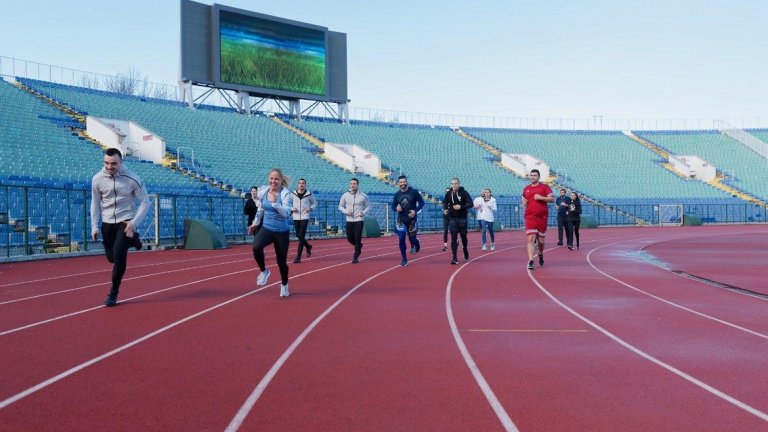 Участниците минаха по пистата на стадион "Васил Левски"