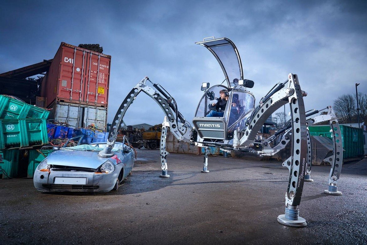 Мат Дентън от Уинчестър държи рекорда за най-големия управляем хексаподов робот