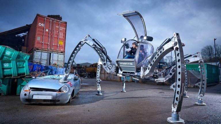Мат Дентън от Уинчестър държи рекорда за най-големия управляем хексаподов робот