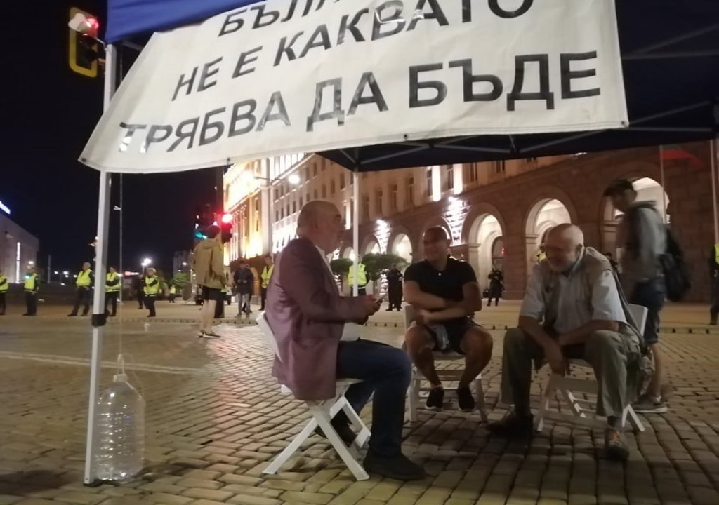 Нова блокада на Орлов мост, протестиращите пак строят палатков лагер