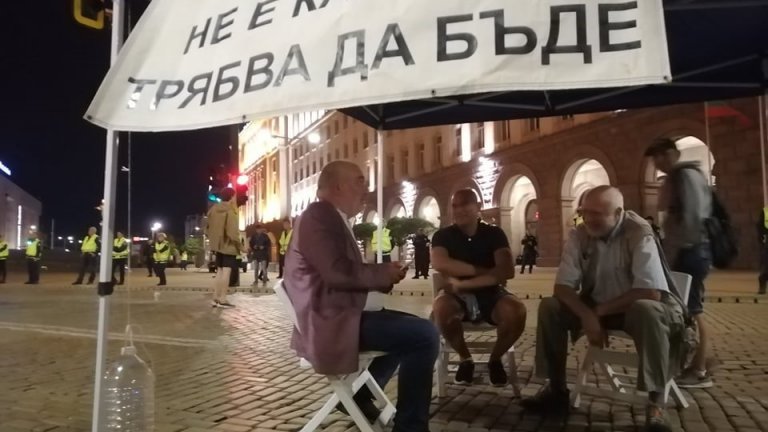 Нова блокада на Орлов мост, протестиращите пак строят палатков лагер