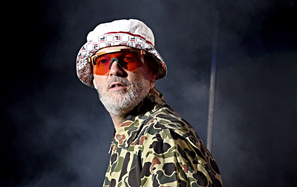 Фред Дърст, Limp Bizkit
През годините фронтменът на Limp Bizkit е излизал с редица популярни жени, сред които Бритни Спиърс и Парис Хилтън. Спомен обаче му е оставила една по-специфична среща.
"Заведох момиче на едно място и тя поръча абсент. Отиде до тоалетната и не излезе в рамките на 20 минути, а друго момиче дойде и ми каза: "Там има момиче, което лежи по лице на пода в повръщано", разказва музикантът. 
Той се е панирал, но се оказало, че тя просто се е преструвала. Обяснението ѝ? "Исках да видя дали си джентълмен".