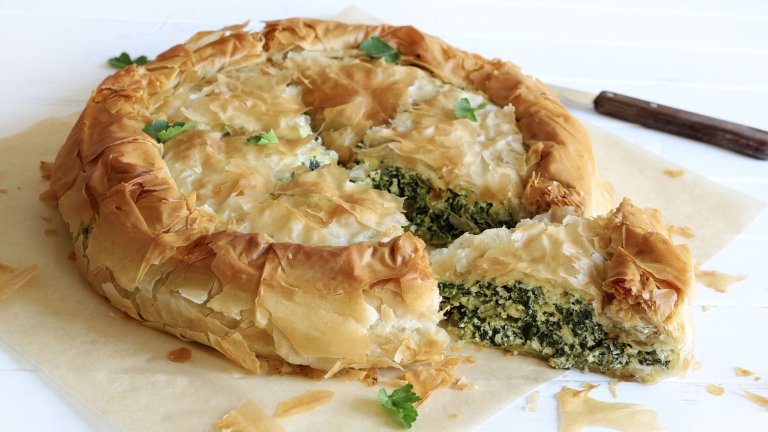 СпанакопитаНикой няма да повярва, че тази баница е постна. За нея в дълбок тиган запържваме глава лук, след което прибавяме 700 грама спанак, чаша ориз и две до три чаши зеленчуков бульон. Готвим, докато спанакът и оризът омекнат, а течността се изпари. На дъното на тава, намазана с олио, редим пет кори за баница, като мажем с мазнината и между тях.

След това изсипваме плънката от спанак и ориз и покриваме с още пет кори, намазнени помежду им. Останалите няколко кори намачкваме върху спанакопитата и поливаме с още малко олио. Печем на 170 градуса до златиста хрупкава коричка.