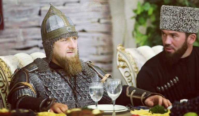 Години наред Кадиров използваше Instagram, за да разширява популярността си като модерен държавен лидер, но с началото на войната в Украйна платформата изтри акаунта на чеченския лидер.