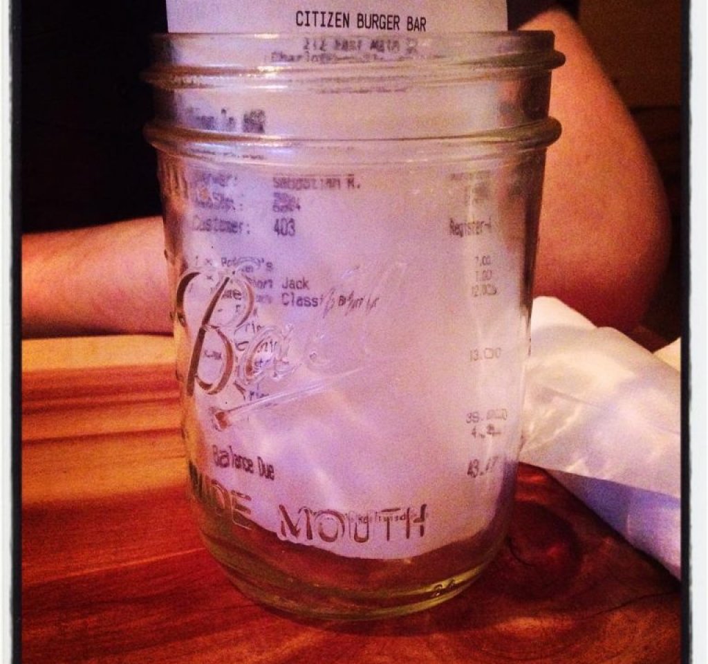 Пием коктейли от буркан, но ето че така идва и сметката.