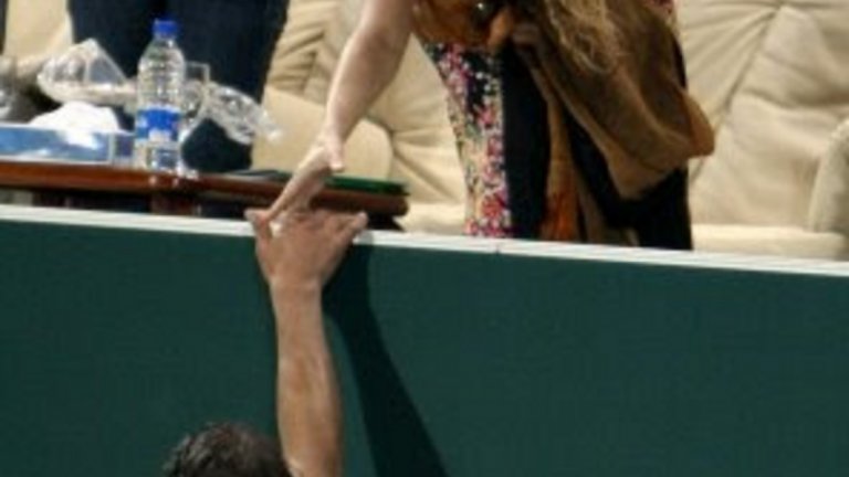 Шакира отдавна е фенка на играта на Надал, даже още преди колаборацията им във въпросния клип. През декември 2008-а певицата бе на негов мач в Абу Даби, след като имаше концерт в столицата на ОАЕ.