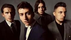 Arctic Monkeys – Whatever People Say I Am, That’s What I’m Not (2006)

Една нова вълна от британски китарни групи като The Libertines и Franz Ferdinand вече навлизаше, но четворката от Шефийлд напълно превзе умовете и плейлистите първо във Великобритания, а после и по света. Дебютът им е дефиниращ за едно цяло поколение и предизвика вълнение, каквото британците не бяха изпитвали от Definitely Maybe на Oasis.

Сардоничните и проникновено наблюдателни текстове на певеца Алекс Търнър звучаха толкова свежо и различно, че преродиха целия жанр. Избухването на бандата беше и ранно доказателство за способността на интернет да изстрелва непознати изпълнители – в разстояние на шест месеца Arctic Monkeys изминаха пътя от непозната инди група в MySpace до върховете на класациите. Доста от феновете им смятат, че бандата така и не успя да достигне качеството на първия си албум, макар че AM (2013) си остава най-известното им издание.