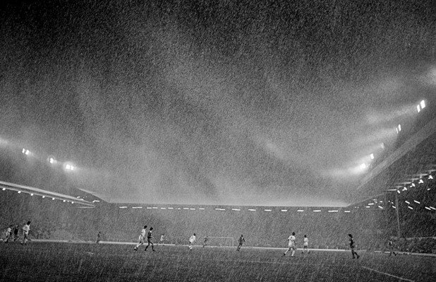 1984 г. На "Анфийлд" под пелена от дъжд Ливърпул бие Бенфика с 3:1 в реванш за Купата на шампионите (3 гола на Йън Ръш).