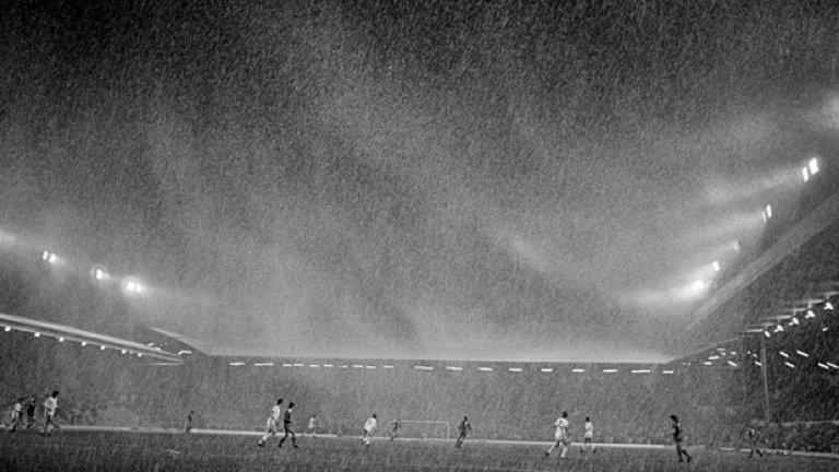 1984 г. На "Анфийлд" под пелена от дъжд Ливърпул бие Бенфика с 3:1 в реванш за Купата на шампионите (3 гола на Йън Ръш).