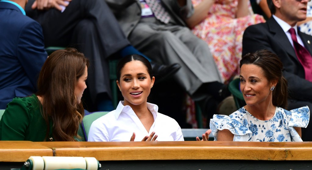 Полусестра ѝ написа книга за нея
Ударите по реномето на Меган продължиха и след като полусестра ѝ Саманта публикува книга за нея. Биографията се казва The Diary of Princess Pushy’s Sister и в нея по-голямата сестра Маркъл описва детските си спомени със съпругата на принц Хари.