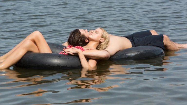 "Безумна любов"
На фона на тази боза Никълъс Спарк изглежда като Шекспир... Богато момиче, бедно момче, сърдити родители. Познайте какво се случва. Правилно - всички клишета на класическата трагедия са вкарани в една ужасна драма. Да не говорим, че Алекс Петифър играе главната роля като дърво.