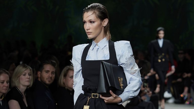 И сбогом, мини аксесоари
Официално е време да скъсаме любовната си връзка с мини аксесоарите, тъй като за последния сезон дизайнерите препоръчват обемни и носещи послания бижута и чанти. А щом дизайнерите ги препоръчват, много вероятно е да виждаме изобилие от тях по магазините в следващите месеци.На мода идват колиетата с тежка верига, масивните обеци и гривни, както и големите чанти.