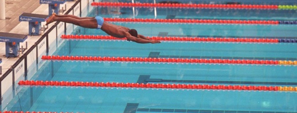 Ерик Мусамбани Малонга  постави национален рекорд за Екваториална Гвинея на Игрите през 2000 година. Какво обаче беше странното в представянето му? Всичките му опоненти бяха дисквалифицирани и той се състезаваше абсолютно сам в басейна.