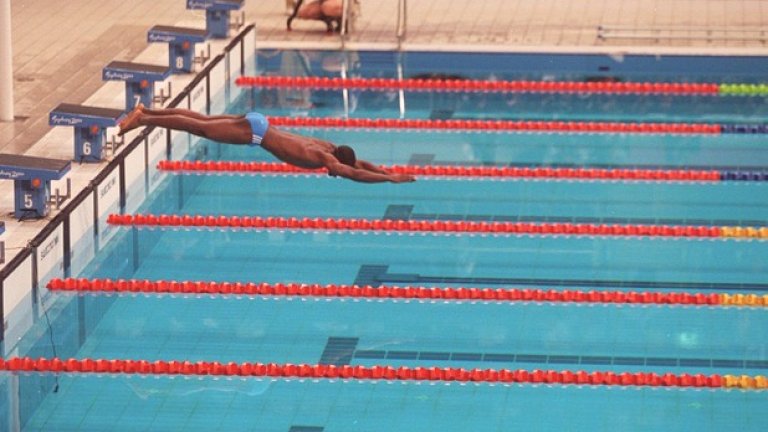 Ерик Мусамбани Малонга  постави национален рекорд за Екваториална Гвинея на Игрите през 2000 година. Какво обаче беше странното в представянето му? Всичките му опоненти бяха дисквалифицирани и той се състезаваше абсолютно сам в басейна.