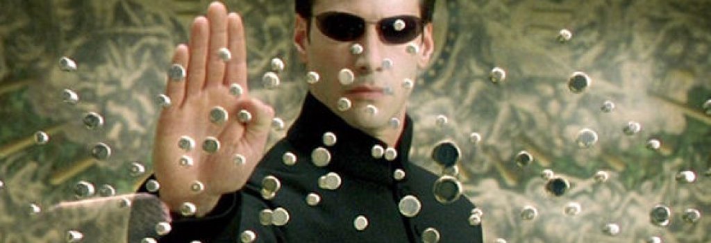 Днес номерът с минаването между куршумите ни се стурва нещо съвсем нормално за киното, но през 1999 година това беше нещо съвсем ново. Впоследствие движенията на Киано Рийвс като Нео в „Матрицата“ получиха редица пародии, но така или иначе вече няма как д