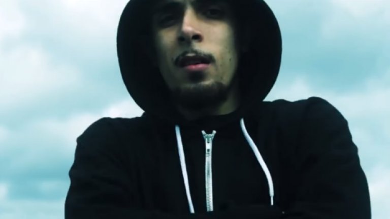 Абдел Бари, нарочен за убиец на Джеймс Фоли, е интересен и показателен пример за мераклиите да стават "рицари на исляма", съвременните поклонници на Средновековието, които се събират под черните знамена на т.нар. Халифат. (Вижте снимките)