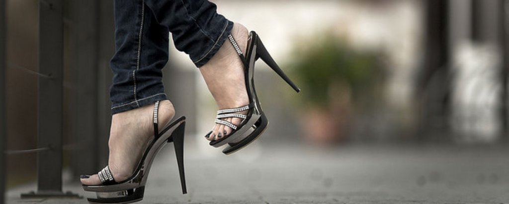 Без токчета на Акрополиса

През 2009 г. гръцките власти внесоха проектозакон, който забранява на жените да носят обувки с високи токчета при разходки на археологични обекти - от притеснение, че могат да разрушат историческите паметници.