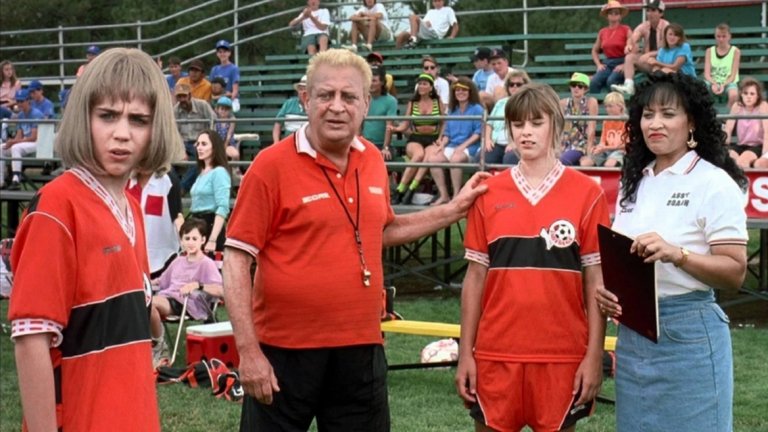 Ladybugs, 1992
Устат досадник се съгласява да тренира момичешки футболен отбор и открива, че малките дами никак не ги бива да играят. Какво е решението му? Да накара сина на годеницата си да се облече като жена и да се присъедини към отбора. Измъчените шеги за преобличане и геговете на тема изнасилване на малки момиченца означават, че дори децата трудно биха изтърпели филма. Голямата поука да бъдеш честен към самия себе си няма как да прозвучи убедително, когато идва след такива мъчения за зрителя.