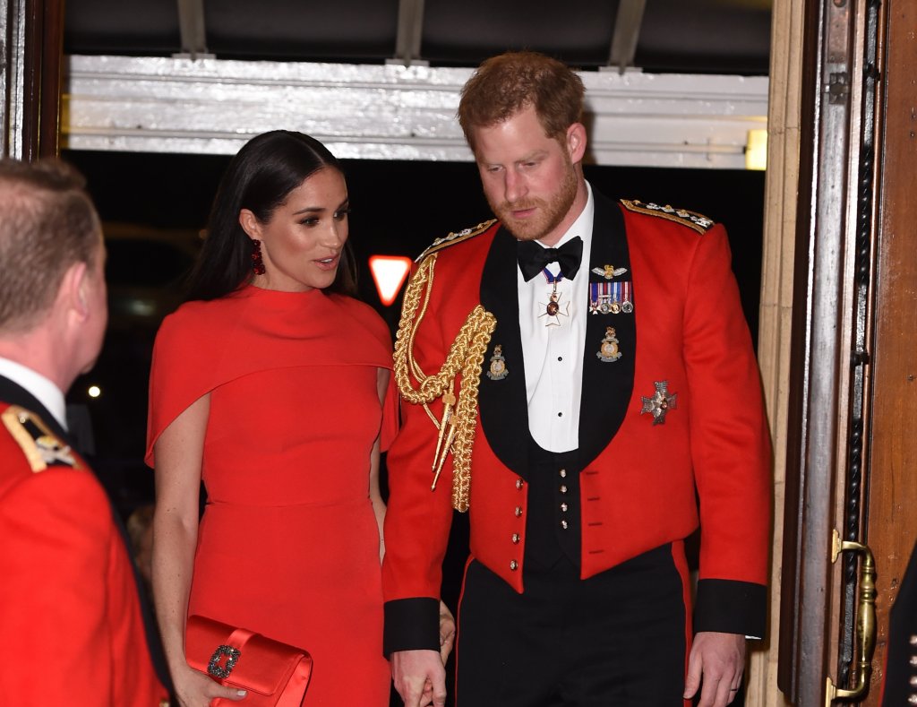 Червеното облекло на Маркъл и принц Хари по време на фестивала МаунтбатънСпоред модните специалисти на Marie Claire червената рокля на Маркъл съвсем умишлено е идентичен цвят с униформата на принц Хари. Червеното в британските военни униформи е помагало на английските войници да се отличават от враговете си. Така семейството напомня, че не е забравило задълженията си към Короната.