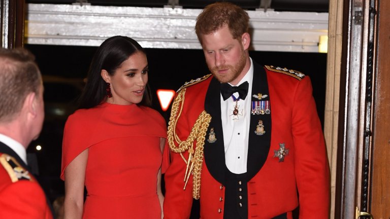 Червеното облекло на Маркъл и принц Хари по време на фестивала МаунтбатънСпоред модните специалисти на Marie Claire червената рокля на Маркъл съвсем умишлено е идентичен цвят с униформата на принц Хари. Червеното в британските военни униформи е помагало на английските войници да се отличават от враговете си. Така семейството напомня, че не е забравило задълженията си към Короната.