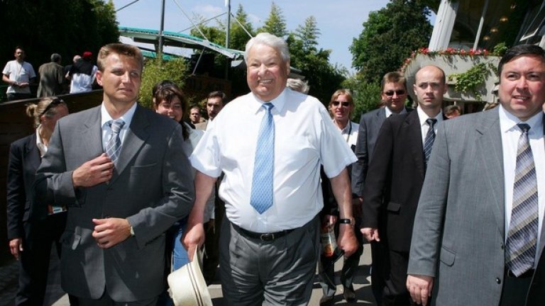 Легендарният руски президент от 90-те години на миналия век и завършен алкохолик Борис Елцин беше прочут с редицата си публични изяви, на които се появяваше във видимо нетрезво състояние.