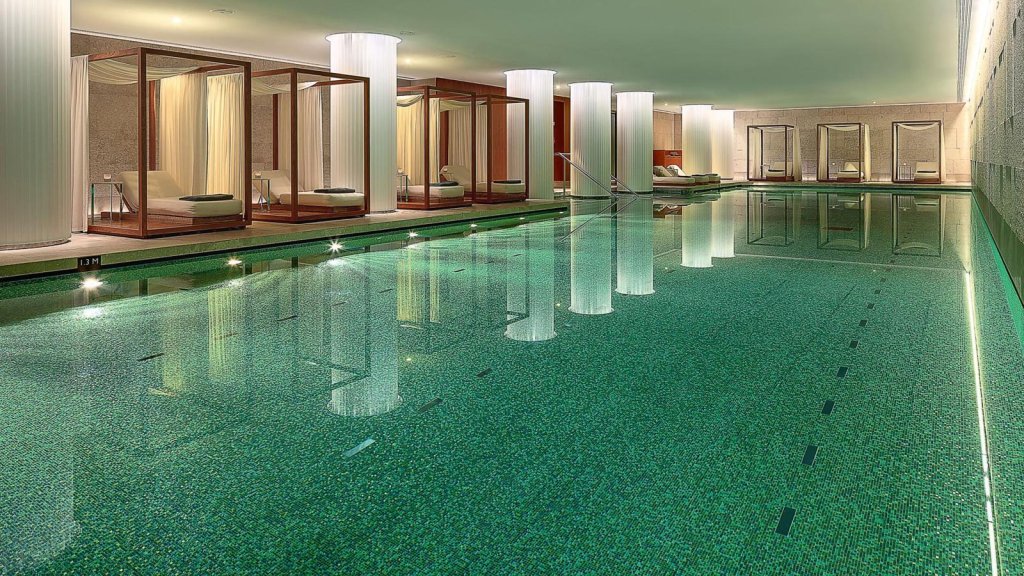 The Bulgari Spa 
Тук се намира най-дългият хотелски басейн в Лондон. Решен в съвременен италиански стил, The Bulgari Spa предлага широка гама от екзотични спа процедури.