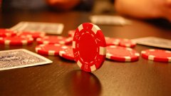 Онлайн покер индустрията понесе тежък удар от американското правителство на 15 април. Отговорът предстои