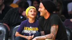 Дейвид Бекъм и синът му Ромео бяха разочаровани от загубата на любимия им отбор ЛА Лейкърс в първи полуфинал на НБА от Далас Мавърикс