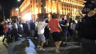 Група демонстранти се опита да изгради жив щит между агресивни протестиращи и полицията